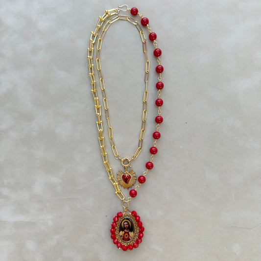 Medalla engarzada con cadena y dije del sagrado corazón / Medallion necklace set with chain and Sacred Heart charm